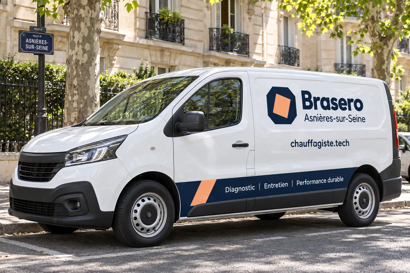 Utilitaire blanc aux couleurs de Brasero Asnières-sur-Seine, avec l'adresse chauffagiste.tech, garé dans une rue d'Asnières-sur-Seine